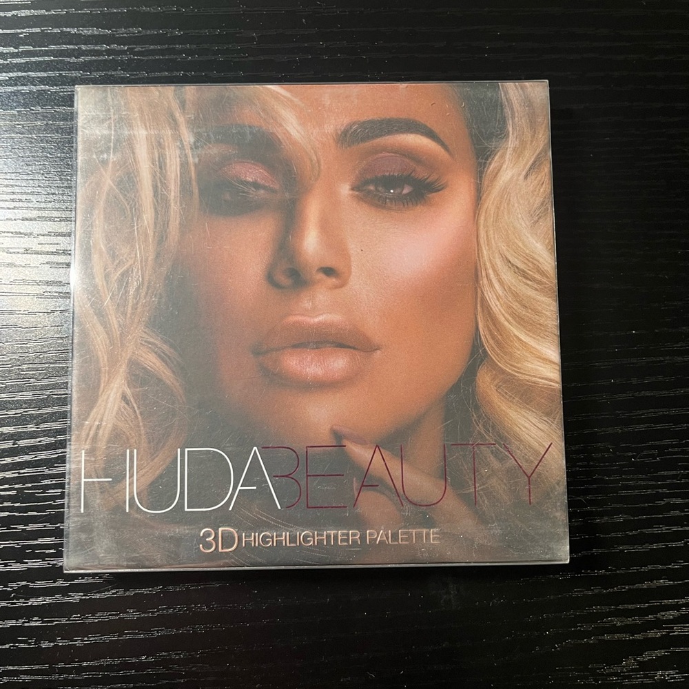 Huda Beauty 3D Highlighter Palette - Gold and Cream